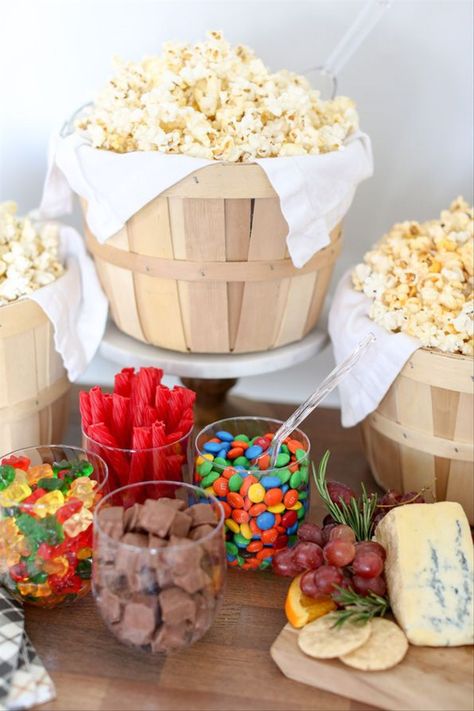 Hen Party Food, Holiday Sleepover, Dream Sleepover, Movie Party Ideas, Outdoor Movie Party, Sleepover Snacks, Christmas Sleepover, Movie Day, Slumber Party Ideas