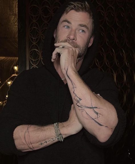 Chris Hemsworth Tattoo, Chris Hemsworth Hair, Chris Hemsworth Shirtless, Hemsworth Brothers, Blonde Hair Boy, Chris Hemsworth Thor, Old School Tattoo Designs, Australian Actors, New Tattoo