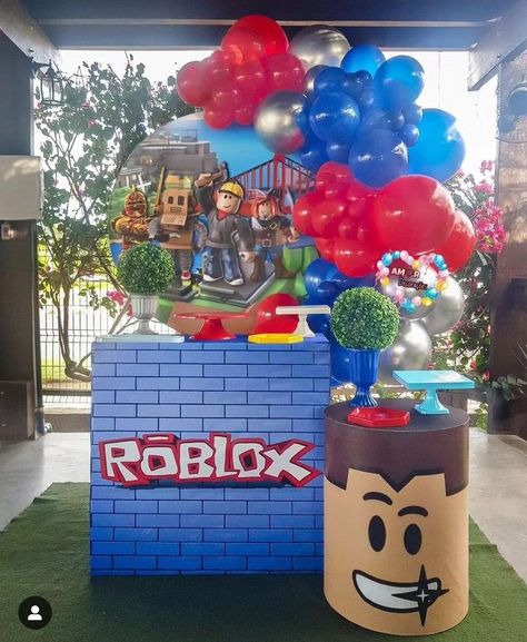 Roblox Balloon Garland, Roblox Diy Party, Diy Roblox Party Decorations, Roblox Birthday Party Ideas Decor, Roblox Birthday Party Ideas For Boys, Roblox Decoration Ideas, Roblox Birthday Theme, Roblox Themed Birthday Party, Roblox Party Decorations