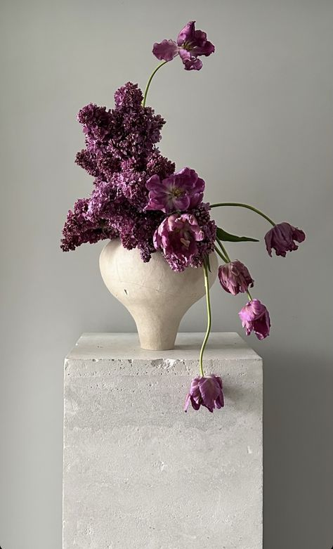 Dramatic Flower Arrangements, Artsy Flower Arrangements, Modern White Floral Arrangements, Sculptural Floral Arrangements, Monochromatic Floral Arrangements, Big Vase With Flowers, Modern Flower Arrangements Unique Floral Design, Japanese Flower Arrangement, Mauve Flowers