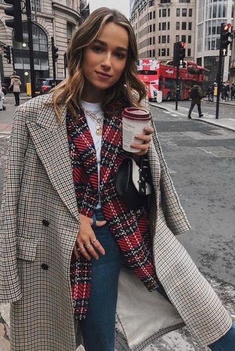 How To Dress Like Londoner: Look Like A Real British Girl 2020 - LadyFashioniser.com Brown Plaid Coat, Red Plaid Coat, Look Working Girl, Period Fashion, Mode Shoes, Ootd Outfits, Blazer Outfit, Looks Street Style, Street Style Winter