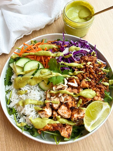 Copycat Sweetgreen Crispy Rice Bowl with Spicy Cashew Dressing - Munchin' With Maddie Sweetgreen Blackened Chicken Recipe, Spicy Chicken Yum Yum Rice Bowls, Copycat Sweetgreen Recipes, Erewhon Copycat Recipes, Sweetgreen Copycat Recipes, Sweetgreen Recipe, Sweetgreen Crispy Rice, Crispy Rice Bowl, Spicy Cashew Dressing