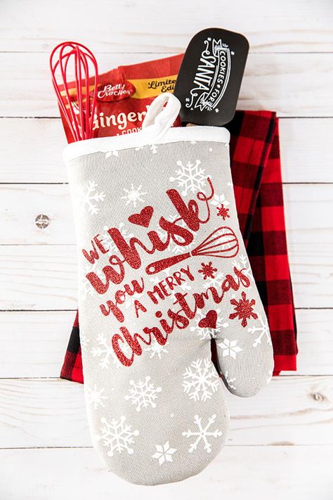 Easy Christmas Oven Mitt Gift | This is the PERFECT gift idea for anyone living away from home for the first time! Christmas Oven Mitt Gift, Christmas Oven Mitt, Christmas Vinyl Projects, Holiday Baking Gifts, Oven Mitts Gift, Baking Gift, Christmas Vinyl, Creative Diy Gifts, Diy Holiday Gifts