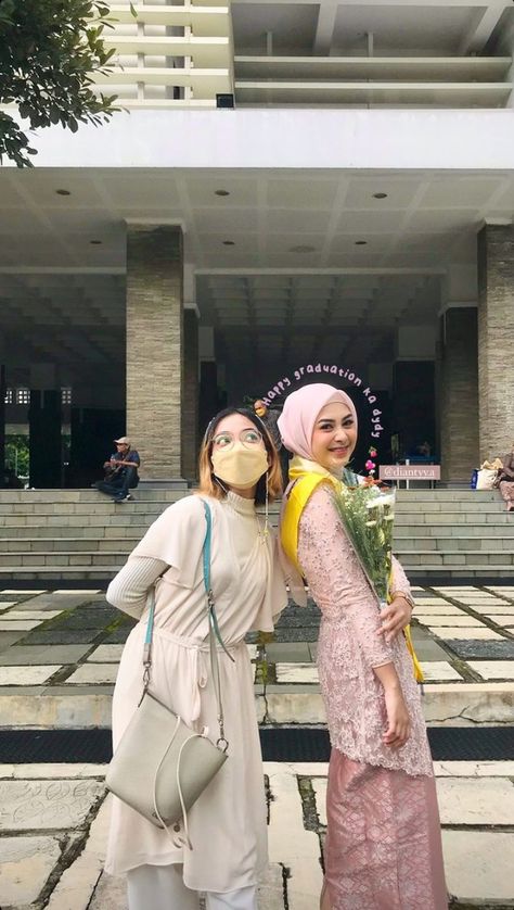 Ucapan Graduation Aesthetic, Graduation Photography Poses, Graduation Poses, Kebaya Muslim, Muslim Fashion Hijab Outfits, Muslim Outfits Casual, Edit My Photo, Graduation Photography, Muslim Fashion Hijab