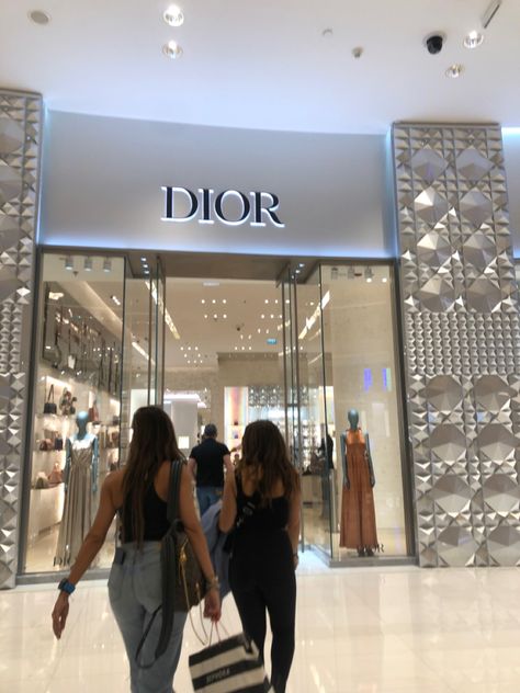 Dubai Shopping Aesthetic, Designer Shopping Aesthetic, Dior Shop Aesthetic, London Shopping Aesthetic, Dior Lifestyle, Luxury Shopping Aesthetic, Shopping Aesthetic Luxury, Christian Dior Aesthetic, Dior Vibes