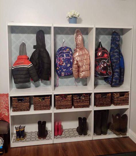 Makeshift Entryway, Kids School Organization, School Bag Storage, Billy Ikea, Garage Mudroom, School Organisation, Home Command Center, Ideas Habitaciones, School Storage