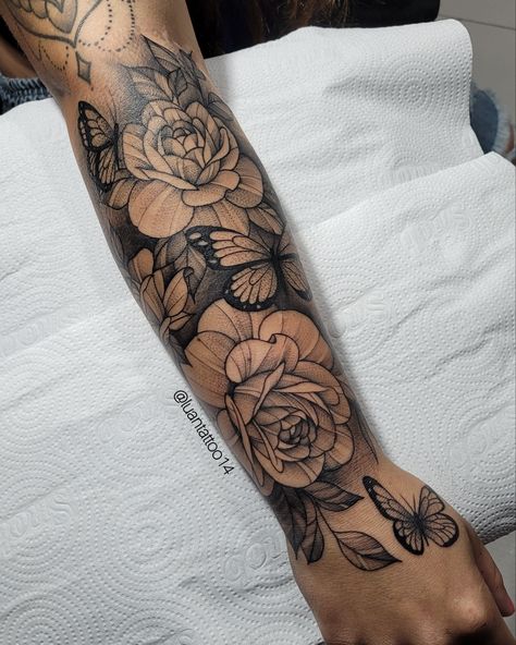 Tattoo floral braço feminina, flores, borboleta, antebraço, feminina, tattoo Flower Tattoos Half Sleeve Lower Arm, Floral Half Sleeve Tattoo, Cute Shoulder Tattoos, Leg Tats, Floral Arm Tattoo, Cute Tattoo Ideas, Unique Half Sleeve Tattoos, Terrible Tattoos, Tattoo Floral