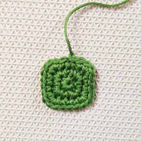 Raji's Craft Hobby: DIY Crochet Gift Box Ornaments Amigurumi Cube Pattern Crochet Cube, Diy Crochet Gifts, Crafts Diy Projects, Cube Pattern, Crochet Gift, Photo Tutorial, Crochet Gifts, Diy Crochet, Crafts Diy