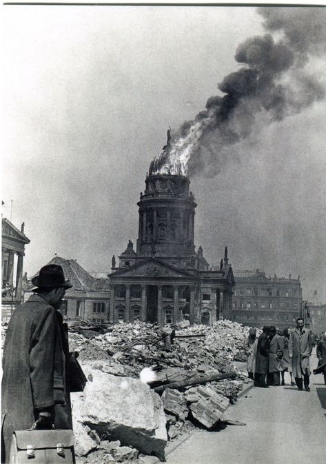 Gendarmenmarkt.. 1945 Charlottenburg Palace, Berlin 1945, Visit Berlin, Berlin Photos, East Berlin, Berlin Wall, Military Uniforms, White Photo, Berlin Germany