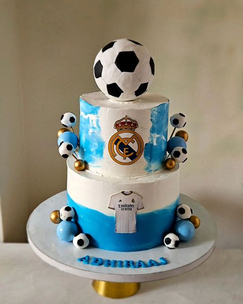 Football theme cake.. Thankyou @praby13 for having trust on me for the design. Follow @pinkfrost_patisserie for amazing cakes #football #footballcakes #sportsthemecake #cakesforboys #boys cakes #kidscakes #cakesnearme #designercakesinnoida #Noida #chocolatecake Cake Designs Birthday For Boys, Football Cakes For Boys, Ronaldo Cake, Football Theme Cake, Football Cake Design, Football Themed Cakes, Birthday Wishes For Lover, Football Birthday Cake, Cake Artist