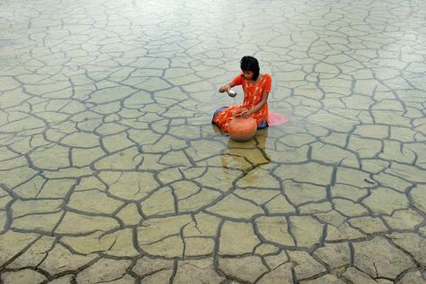 Drinking water crisis - 26 photos of climate change - Pictures - CBS News Extreme Weather Events, Environmental Change, Rain Water Collection, Tropical Climate, Gardening Advice, Our Environment, We Are The World, Environmental Issues, Photography Awards