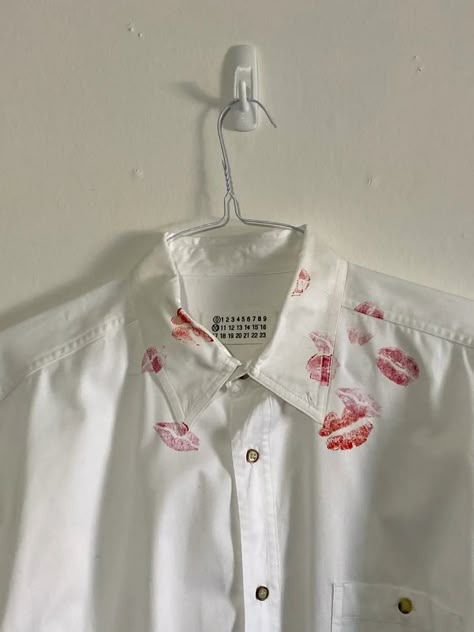 one of the 45 margiela artisanal « Kiss » shirts that exists in the world Kiss Shirt Outfit, Margiela Kiss Shirt, Lipstick Stain, Men's Tops, Outfit Look, Raf Simons, Aesthetic Outfits, Shirt Outfit