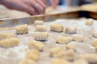 Place the gnocchi in a single layer on a floured sheet pan and repeat the process until you've used up all the dough. The gnocchi are now ready to be cooked. Gluten Free Gnocchi Recipes, Chickpea Fries, Gluten Free Gnocchi, Ricotta Gnocchi, Making Gnocchi, Homemade Gnocchi, Ricotta Recipes, Potato Gnocchi, Baked Fries