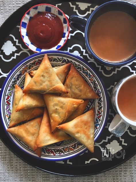 Samosa Plating, Oven Baked Samosa Recipe, Samosa Aesthetic, Breakfast Samosa, Frozen Samosa, Two Cups Of Tea, Muslim Food, Baked Samosa, Plating Ideas