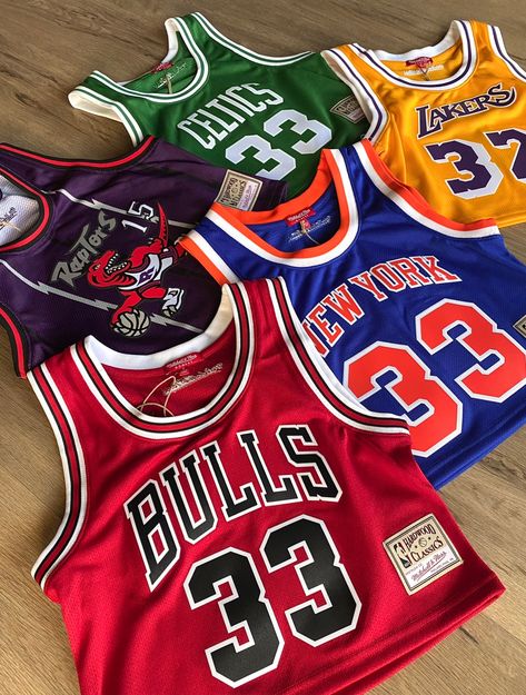 cropped jersey szn😍 #instastreetwear #ootdinspo #womensstreetwear #sneakerhead #streetwear #streetstyle #streetwearstyle #fashioninspo #dailyoutfit #ootdfashion #styleinspiration #stylebyme Cropped Basketball Jersey, Throwback Jersey Outfit, Cropped Jersey Outfit, Summer Streetwear Women, Shopping Fits, Basketball Jersey Outfit, Streetwear Jersey, Cropped Jersey, Jersey Fashion