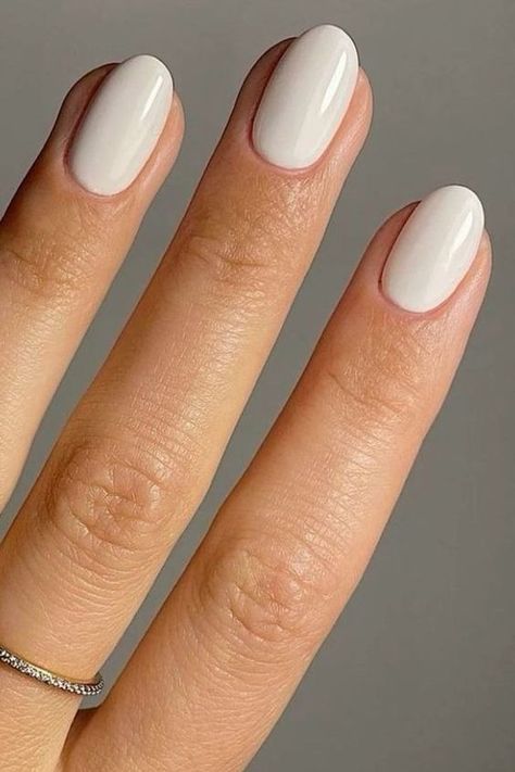 50 + White Nail Ideas Summer Solid Nail Colors, Nail Inspo Round, Extra Short Almond Nails, White Nail Ideas, Kylie Nails, Aesthetic Nyc, Manikur Kuku, Subtle Nails, Simple Gel Nails