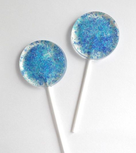 Frozen Lollipops, Baby Shower Lollipops, Blue Lollipop, Hard Candy Lollipops, Lollipop Party, Candy Lollipops, Party Food Themes, Frozen Themed Birthday Party, Colored Sugar