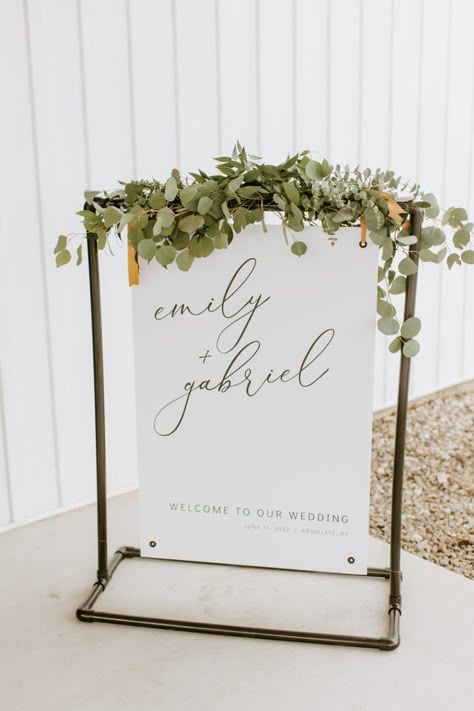 Pvc Welcome Sign Wedding, Pvc Wedding Sign Stand, Diy Hanging Wedding Sign, Pvc Projects Diy Ideas Wedding, Diy Pvc Sign Stand, Diy Wedding Welcome Sign Stand, Diy Wedding Board Signs, Diy Wedding Sign Stand Pvc, Diy Poster Stand