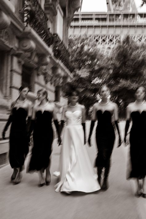 Photoshoot in Paris with bridesmaids. Black hats, black gloves Parisian Bridesmaid Dresses, Wedding Photoshoot With Bridesmaid, Editorial Bridesmaid Photos, Bridesmaids Poses, Bridesmaid Pictures, Bridesmaid Photoshoot, Anti Bride, White Bridesmaid, Black Bridesmaids