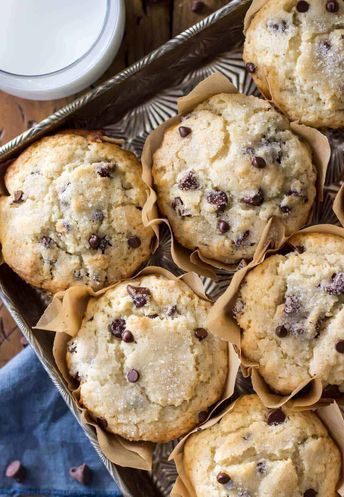 Bakery style chocolate chip muffins with big fluffy muffin tops || Sugar Spun Run Bakery Style Chocolate Chip Muffins, Sugar Spun Run, Spun Sugar, Chocolate Chip Muffins, Breakfast Treats, Food Cakes, Sweets Treats, Muffin Recipes, Freshly Baked