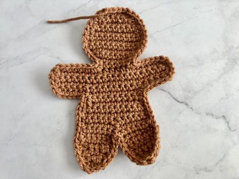 Amigurumi Ornaments, Gingerbread Crochet, Gingerbread Man Free, Crochet Christmas Ornaments Free Pattern, Crochet Christmas Garland, Crochet Gingerbread, Crochet Baby Doll, Fancy Crochet, Holiday Crochet Patterns