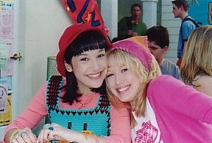 Lizzie and Miranda <3 Lizzie McGuire show! Best friends! Lizzie And Miranda, Lizzie Aesthetic, Miranda Sanchez, 2000s Disney, 90s Early 2000s Fashion, 2000s Tv Shows, Lizzie Mcguire Movie, Rose Poster, Girls Poncho