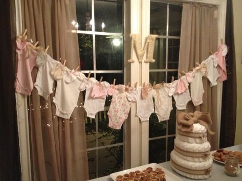 onesie banner for baby girl (or boy)- have everyone bring a onesie to pin up into the perfect banner! Cute idea! Onesie Banner, Banners Ideas, Cake Rustic, Twins Baby Shower, Shower Bebe, Rustic Baby, Rustic Baby Shower, Baby Shower Planning, Baby Shower Fun