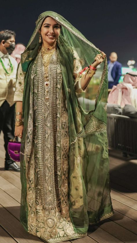 Arabic Clothing Women, Arab Traditional Clothing, Saudi Arabia Clothing, Saudi Coffee, Saudi Architecture, Saudi Art, Saudi Heritage, Saudi Culture, Khaleeji Lifestyle