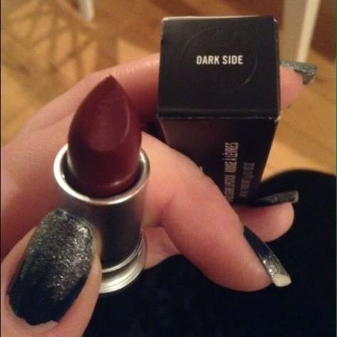 Mac Dark Side Lipstick, Dark Red Lipstick, Mac Makeup Looks, Mac Lipstick Shades, Dark Lipstick, Swag Makeup, Fancy Makeup, Mac Makeup, Mac Lipstick