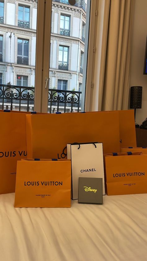 Luxury Shopping Aesthetic, Spoiled Girlfriend Goals, Luxury Shopping Spree, Spoiled Gf, Asher Scott, Luxury Lifestyle Rich Life, Spoiled Girlfriend, Future Relationship, Shopping In Paris