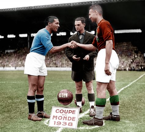 Italy vs. Hungary FIFA World Cup 1938 final Italian Soccer Team, Football Retro, Giuseppe Meazza, Association Football, Black And White Photos, World Cup Final, International Football, World Football, Football Pictures