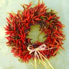 What to do with my abundance of chili peppers?  Make a Chili Pepper Wreath! Pepper Decorations, Pepper Wreath, Chili Peppers Decor, Dried Chili Peppers, Diy Food Gifts, Farm Ideas, Chilli Pepper, The Arena, Chili Peppers