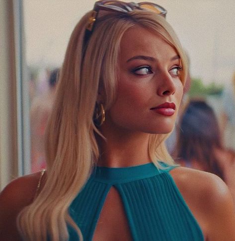 Naomi Belfort, Focus Margot Robbie, Margot Robbie Aesthetic Naomi, Margot Robbie Platinum Blonde Hair, Highschool Dream, Margot Robbie Outfit, Margot Robbie Wolf, Margot Robbie 2008, Celeb Icons