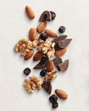 Nuts are loaded with heart-protective unsaturated fats. Dark chocolate can assist in lowering blood pressure, and the antioxidants in dried blueberries may stave off arterial plaque. Healthy Chocolate Recipes, Healthy Afternoon Snacks, Healthy Nuts, Dried Blueberries, Unsaturated Fats, Chocolate Nuts, Afternoon Snack, Clean Eats, Healthy Chocolate