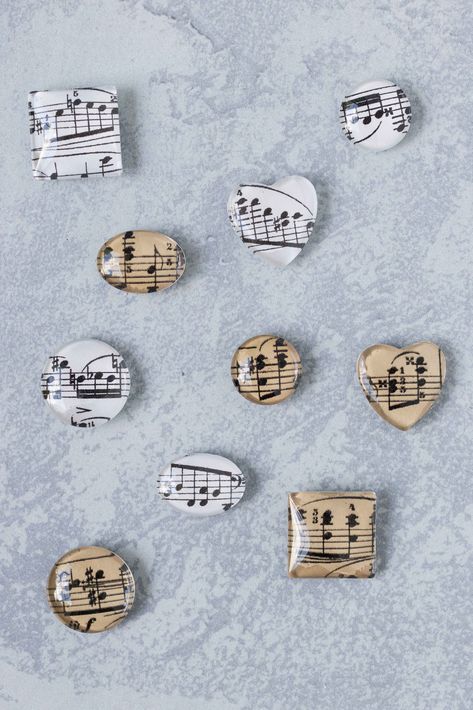 Glass Magnets Diy Dollar Stores, Diy Gifts Music Lovers, Music Paper Crafts Diy, Easy Diy Magnets, Magnet Crafts Diy, Diy Magnets To Sell, Diy Christmas Magnets, Spring Craft Ideas To Sell, Aesthetic Magnets