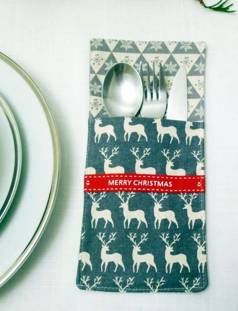 christmas cutlery pockets pouch holder Diy Cutlery Pouches, Cutlery Pockets, Christmas Silverware Holder, Christmas Cutlery, Christmas Sewing Projects, Pouch Sewing, Fabric Sewing Patterns, Cutlery Holder, Christmas Sewing