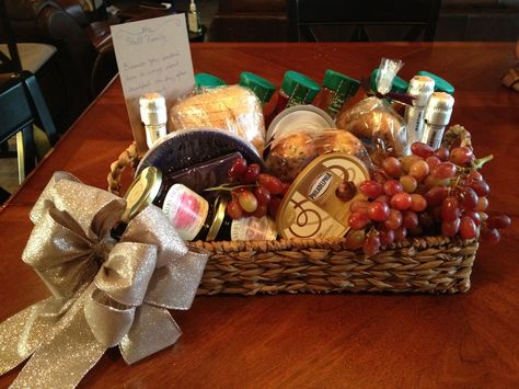 Because you shouldn't have to worry about breakfast after hosting a fabulous party!  I made a basket filled with paper plates, napkins, sliced sourdough bread, bagels, muffins, jellies, cream cheese, juices and small bottles of champagne for mimosas...such a great hostess gift! Bagel Basket, Cheese Gift Baskets, Champagne Breakfast, Breakfast Basket, Food Gift Box, Boyfriend Gift Basket, Cheese Gifts, Raffle Baskets, Wine Gift Boxes