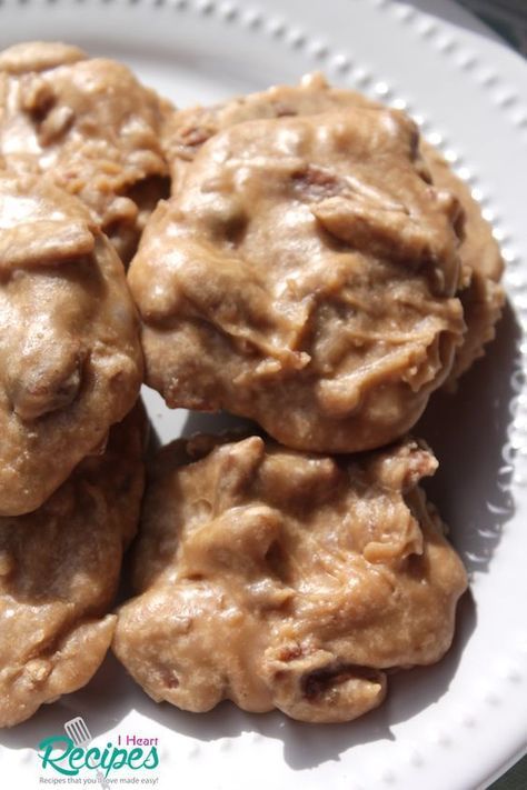 Creamy Louisiana candy made of cream, sugar, salted butter, vanilla, and pecans! I love true southern Louisiana Pecan Pralines. They are absolutely one of my favorite candies. I was first introduc… Louisiana Pralines Recipe, Microwave Pralines, Pralines Recipe, Pecan Candy, Praline Candy, Praline Cake, Praline Recipe, I Heart Recipes, Southern Louisiana