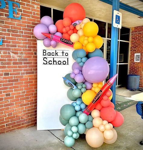 Back to school 🍎 #backtoschool #backtoschoolballoons #backtoschoolsign #charlotteballoons #charlotteevents #charlotteballoonartist… | Instagram First Day Of School Balloon Garland, School Open House Photo Backdrop, Classroom Balloon Decor, Back To School Balloon Backdrop, Elementary School Decor, Back To School Party Decor, Back To School Decorations For Classroom, Back To School Backdrop Ideas, Back To School Events Ideas