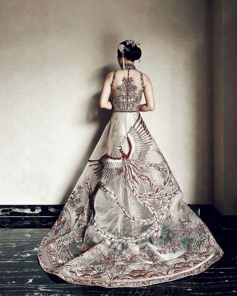 Stella Lunardy Couture on Instagram: “Looking more grand, the second look of @sumilatdevi's engagement attire, attached with a classic mandarin collar top and detachable…” Chinese Gown Modern, Tingjing Dress, Sangjit Dress Modern, Cheongsam Sangjit, Stella Lunardy, Sangjit Dress, Chinese Dress Modern, Chinese Gown, Cheongsam Wedding