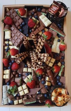 Dessert Bord, Budget Desserts, Wine Jelly, Food Bouquet, Dessert Platter, Wine And Cheese Party, Party Food Buffet, Charcuterie Inspiration, Sleepover Food