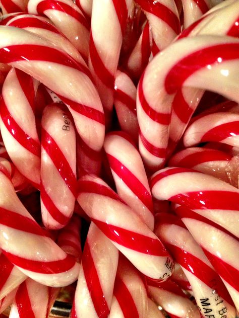 Red Xmas Aesthetic, Candy Canes Aesthetic, Ios 16 Christmas, Candy Cane Aesthetic, Peppermint Aesthetic, Christmas Aesthetic Red, Strawberry Candy, Christmas Dreaming, Job Tweets