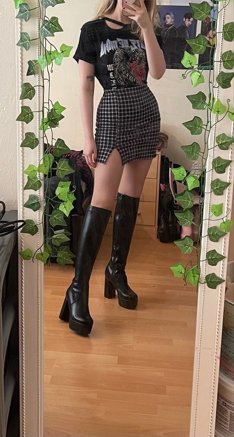 egirl fashion edgy knee high gogo boots kpop concert outfit Outfits For Platform Boots, Black Gogo Boots Outfit 70s, Knee High Boots Grunge, Style Gogo Boots, Thigh High Boots Outfit Alt, Knee High Boots Outfit Concert, Gogo Boots Outfit Modern, The Strokes Concert Outfit, Black Go Go Boots Outfit