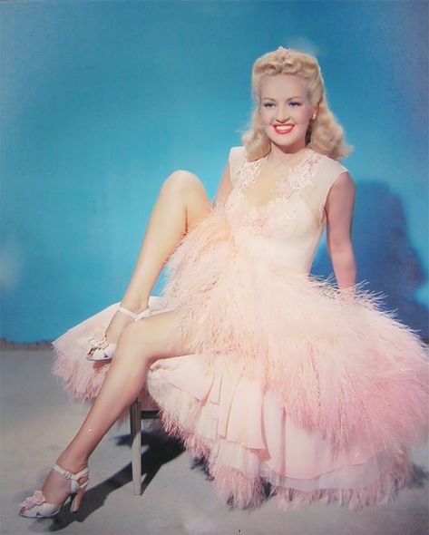 Style Idol - Betty Grable Betty Grable, Hollywood Vintage, Robes Glamour, Carole Lombard, Jean Harlow, Hollywood Style, Ingrid Bergman, Hooray For Hollywood, Katharine Hepburn