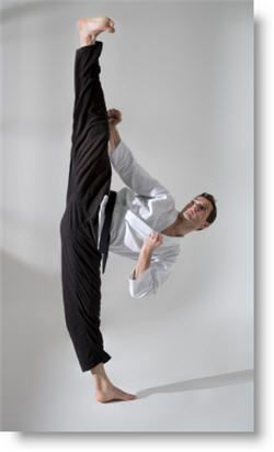 Top 10 list of tips and tricks for achieving the splits without injury or pain – via injuryfix.com Stretching Flexibility, Kids Mma, Karate Kick, The Splits, How To Do Splits, Martial Arts Techniques, Hapkido, Fair Play, Martial Artists