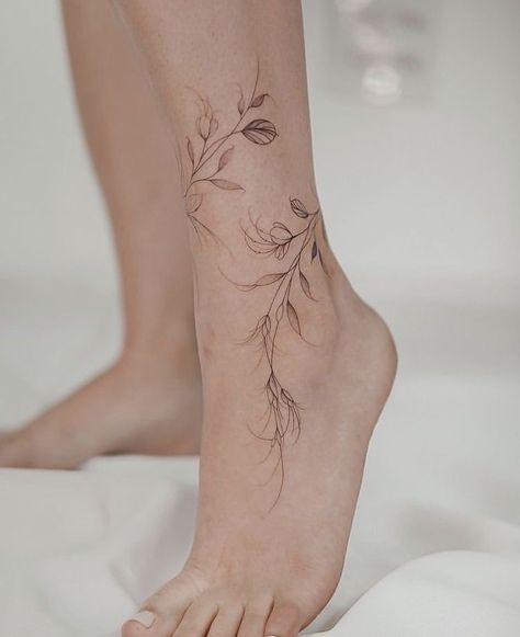 Wrap Around Ankle Tattoos, Carcase Iphone, Tato Minimal, Wrap Tattoo, Tato Henna, Ankle Tattoos For Women, Anklet Tattoos, Foot Tattoos For Women, Gemini Tattoo