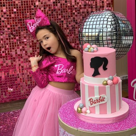 Barbie Themed Birthday Outfit, Barbie Birthday Dress, Barbie Outfits Ideas, Dress For Birthday Party, Birthday Party Gifts, Barbie Birthday Party, Barbie Costume, Birthday Girl Outfit, Barbie Birthday