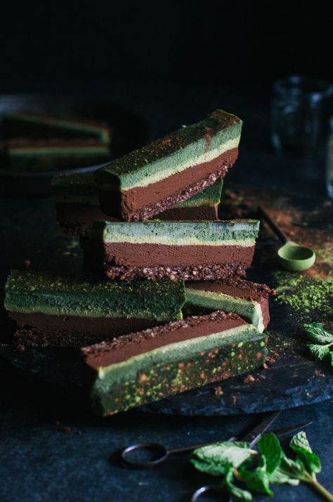 Chocolate Superfood Matcha Mint Slice - The Kitchen McCabe Deserturi Raw Vegan, Mint Slice, Matcha Mint, Smoothies Vegan, Vegan Raw, Raw Desserts, Paleo Vegan, Matcha Green Tea, Refined Sugar Free