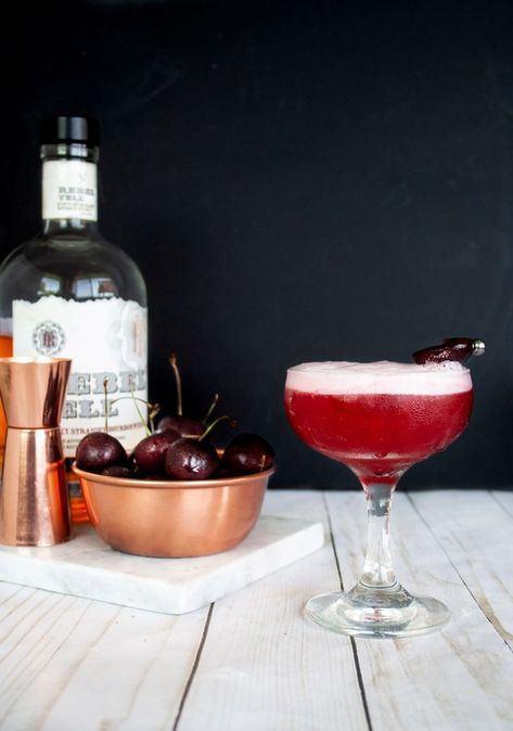 It's cherry season which means it's cherry cocktail time! Grab this Cherry Bourbon Sour recipe made with fresh cherries for a tart and slightly sweet spin on the classic Whiskey Sour. Pink cocktail and bourbon cocktail. Elle Talk | #cocktail #cocktailreci Bourbon Sour Recipe, Cherry Bourbon, Bourbon Sour, Bourbon Cherries, Bourbon Cocktail, Sour Foods, Cherry Cocktail, Cherry Season, Sour Cocktail