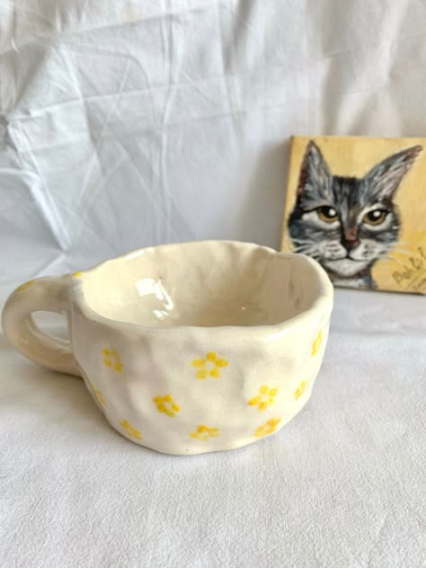 Color Me Mine, Yellow Mugs, Floral Art Design, Pottery Painting Designs, Pretty Mugs, Clay Mugs, Pottery Crafts, Ceramics Pottery Art, Cute Clay